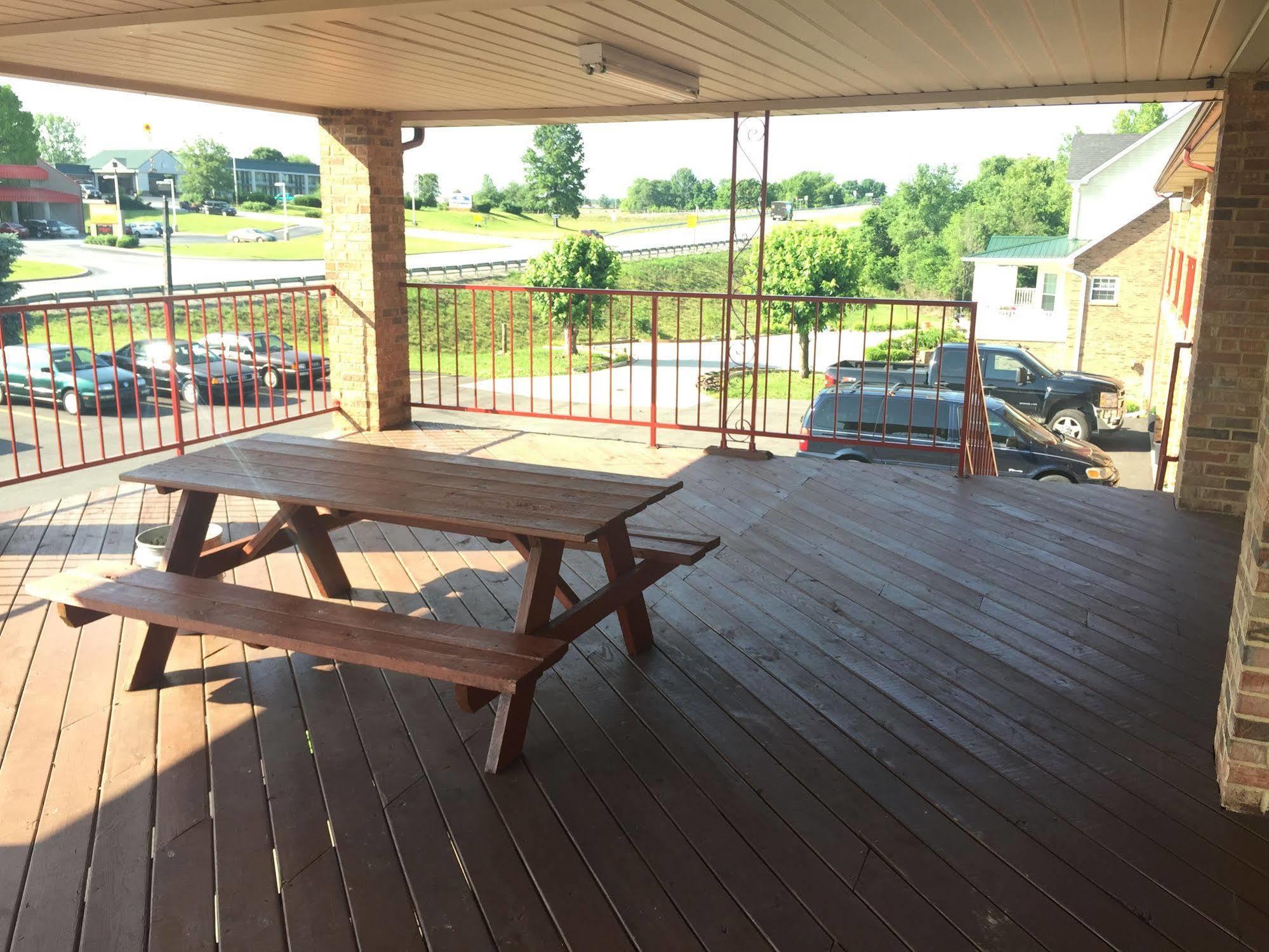 Americas Inn Bardstown Esterno foto
